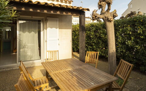 Les Ondines 2: Legna, Mobilia, Casa, Mobili Da Esterno, Porta, Shade, Portico, Color Legno, Sedia, Tavolo Esterno