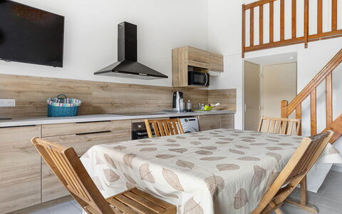 Les Ondines 2: Mobilia, Pavimentazione, Interior Design, Pavimento, Legna, Camera, Pavimento In Legno, Soffitto, Sedia, Casa
