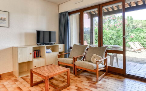 Port Lano: Appartamento, Balcone, Sedia, Shade, Mobili Da Esterno, Illuminazione Diurna, Alluminio