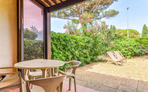 Port Lano: Appartamento, Balcone, Sedia, Shade, Mobili Da Esterno, Illuminazione Diurna, Alluminio