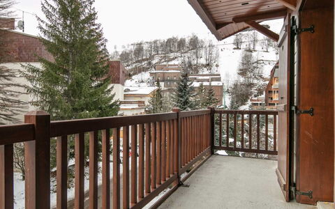 Alpina Lodge: Appartamento, Balcone, Sedia, Shade, Mobili Da Esterno, Illuminazione Diurna, Alluminio