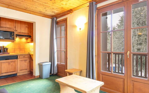 Alpina Lodge: Appartamento, Balcone, Sedia, Shade, Mobili Da Esterno, Illuminazione Diurna, Alluminio