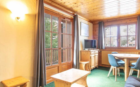 Alpina Lodge: Appartamento, Balcone, Sedia, Shade, Mobili Da Esterno, Illuminazione Diurna, Alluminio