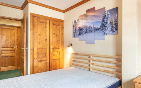Alpina Lodge: Appartamento, Balcone, Sedia, Shade, Mobili Da Esterno, Illuminazione Diurna, Alluminio
