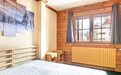 Alpina Lodge: Appartamento, Balcone, Sedia, Shade, Mobili Da Esterno, Illuminazione Diurna, Alluminio
