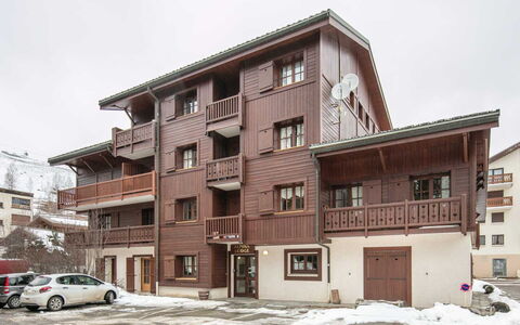 Alpina Lodge: Appartamento, Balcone, Sedia, Shade, Mobili Da Esterno, Illuminazione Diurna, Alluminio