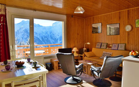Ecureuils B: Mobilia, Interior Design, Legna, Pavimentazione, Sedia, Pavimento, Camera, Soffitto, Tavolo, Soggiorno