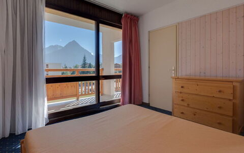 Cabourg B: Appartamento, Balcone, Sedia, Shade, Mobili Da Esterno, Illuminazione Diurna, Alluminio