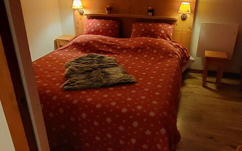 V du Bachat Arolles a: Interior Design, Parete, Pavimentazione, Legna, Soffitto, Mobilia, Pavimento, Camera, Illuminazione, Appartamento