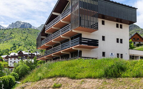 Plein Sud: Appartamento, Balcone, Sedia, Shade, Mobili Da Esterno, Illuminazione Diurna, Alluminio
