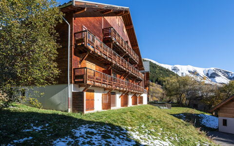 Saint Sorlin D'Arves 630: Appartamento, Balcone, Sedia, Shade, Mobili Da Esterno, Illuminazione Diurna, Alluminio
