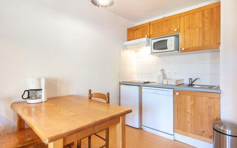 Les Marmottes: Cucina, Controsoffitto, Cabinetry, Interior Design, Elettrodomestico Da Cucina, Pavimentazione, Mobilia, Legna, Apparecchio Major, Soffitto