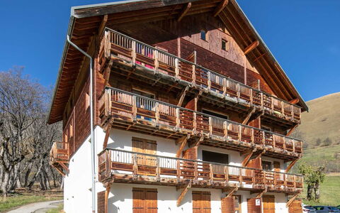 Les Marmottes: Cucina, Controsoffitto, Cabinetry, Interior Design, Elettrodomestico Da Cucina, Pavimentazione, Mobilia, Legna, Apparecchio Major, Soffitto