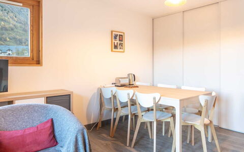Les Huskies: Cucina, Controsoffitto, Cabinetry, Interior Design, Elettrodomestico Da Cucina, Pavimentazione, Mobilia, Legna, Apparecchio Major, Soffitto