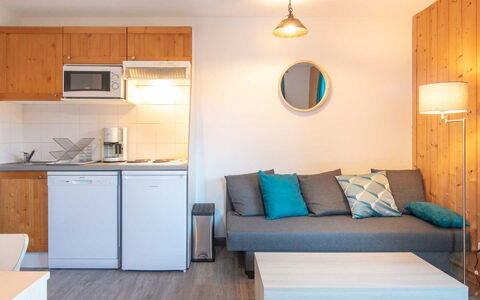 Les Huskies: Cucina, Controsoffitto, Cabinetry, Interior Design, Elettrodomestico Da Cucina, Pavimentazione, Mobilia, Legna, Apparecchio Major, Soffitto