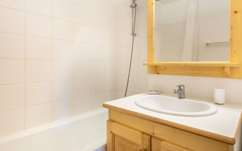 Les Huskies: Cucina, Controsoffitto, Cabinetry, Interior Design, Elettrodomestico Da Cucina, Pavimentazione, Mobilia, Legna, Apparecchio Major, Soffitto