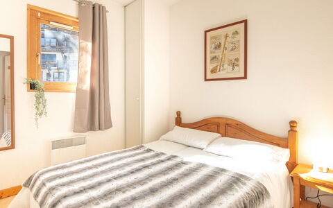 Les Bouquetins: Cucina, Controsoffitto, Cabinetry, Interior Design, Elettrodomestico Da Cucina, Pavimentazione, Mobilia, Legna, Apparecchio Major, Soffitto