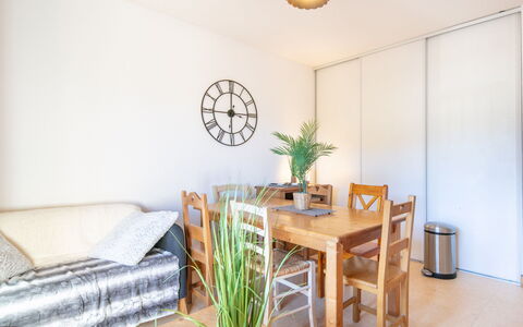 Les Bouquetins: Cucina, Controsoffitto, Cabinetry, Interior Design, Elettrodomestico Da Cucina, Pavimentazione, Mobilia, Legna, Apparecchio Major, Soffitto