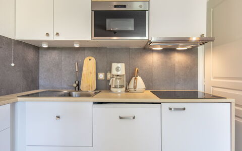 Les Grizzlis: Cucina, Controsoffitto, Cabinetry, Elettrodomestico Da Cucina, Interior Design, Legna, Apparecchio Major, Lavandino Della Cucina, Idraulico Fixture, Pavimentazione