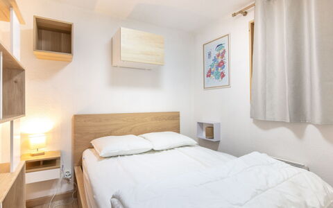 Les Grizzlis: Letto, Mobilia, Interior Design, Camera Da Letto, Parete, Camera, Pavimento, Legna, Lenzuolo, Pavimentazione