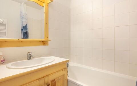Les Grizzlis: Idraulico Fixture, Lavandino Del Bagno, Legna, Pavimentazione, Interior Design, Pavimento, Bagno, Lavello, Rubinetto, Mobiletto Del Bagno