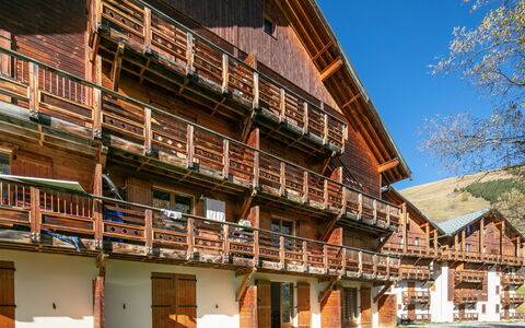 Les Grizzlis: Cucina, Controsoffitto, Cabinetry, Interior Design, Elettrodomestico Da Cucina, Pavimentazione, Mobilia, Legna, Apparecchio Major, Soffitto
