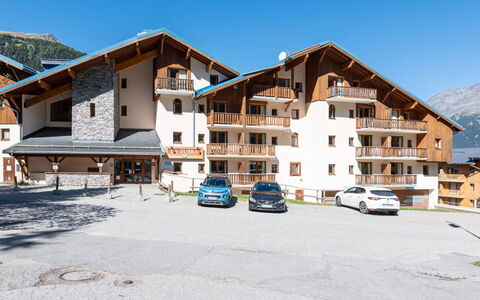 La Turra: Appartamento, Balcone, Sedia, Shade, Mobili Da Esterno, Illuminazione Diurna, Alluminio
