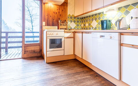 Les Cochettes: Cucina, Controsoffitto, Cabinetry, Interior Design, Elettrodomestico Da Cucina, Pavimentazione, Mobilia, Legna, Apparecchio Major, Soffitto