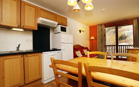 T.bergerie: Cucina, Controsoffitto, Cabinetry, Interior Design, Elettrodomestico Da Cucina, Pavimentazione, Mobilia, Legna, Apparecchio Major, Soffitto