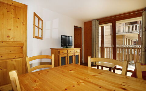 T.bergerie: Cucina, Controsoffitto, Cabinetry, Interior Design, Elettrodomestico Da Cucina, Pavimentazione, Mobilia, Legna, Apparecchio Major, Soffitto