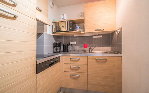 C. du Verdon: Cucina, Controsoffitto, Cabinetry, Interior Design, Elettrodomestico Da Cucina, Pavimentazione, Mobilia, Legna, Apparecchio Major, Soffitto
