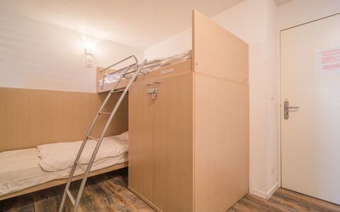 C. du Verdon: Cucina, Controsoffitto, Cabinetry, Interior Design, Elettrodomestico Da Cucina, Pavimentazione, Mobilia, Legna, Apparecchio Major, Soffitto