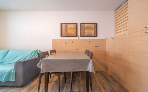 C. du Verdon: Cucina, Controsoffitto, Cabinetry, Interior Design, Elettrodomestico Da Cucina, Pavimentazione, Mobilia, Legna, Apparecchio Major, Soffitto