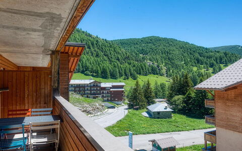 C. du Verdon: Legna, Zona Residenziale, Casa, Casa, Insediamento Umano, Hill Station, Balcone, Pendenza, Villaggio, Valle