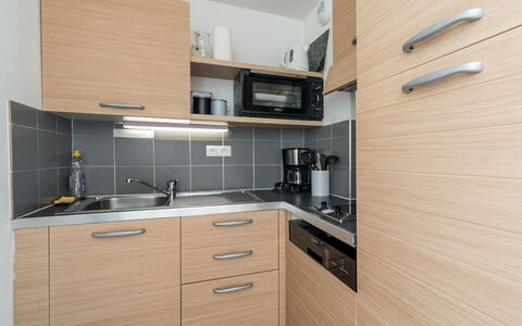 C. du Verdon: Controsoffitto, Cucina, Cabinetry, Legna, Interior Design, Elettrodomestico Da Cucina, Apparecchio Major, Pavimentazione, Lavello, Lavandino Della Cucina
