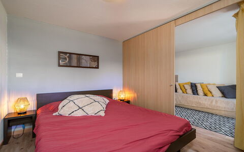 C. du Verdon: Letto, Interior Design, Mobilia, Camera Da Letto, Parete, Pavimentazione, Pavimento, Camera, Legna, Lenzuolo