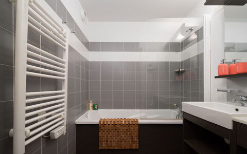 C. du Verdon: Cucina, Controsoffitto, Cabinetry, Interior Design, Elettrodomestico Da Cucina, Pavimentazione, Mobilia, Legna, Apparecchio Major, Soffitto
