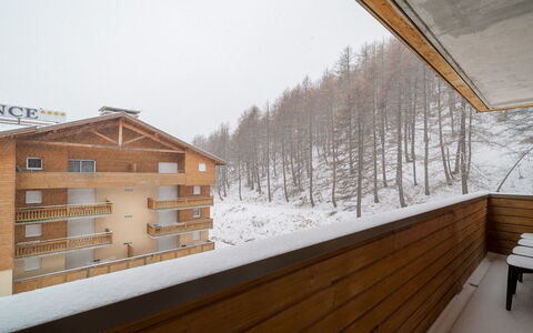 C. du Verdon: Cucina, Controsoffitto, Cabinetry, Interior Design, Elettrodomestico Da Cucina, Pavimentazione, Mobilia, Legna, Apparecchio Major, Soffitto