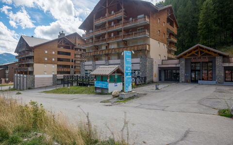 C. du Verdon: Cucina, Controsoffitto, Cabinetry, Interior Design, Elettrodomestico Da Cucina, Pavimentazione, Mobilia, Legna, Apparecchio Major, Soffitto