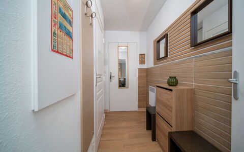 C. du Verdon: Cucina, Controsoffitto, Cabinetry, Interior Design, Elettrodomestico Da Cucina, Pavimentazione, Mobilia, Legna, Apparecchio Major, Soffitto