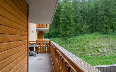 C. du Verdon: Legna, Appartamento, Color Legno, Latifoglie, Condominio, Balcone, Compensato, Illuminazione Diurna, Plank, Legname