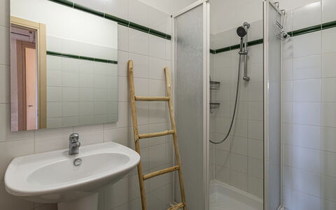 Casa Antonio: Parete, Idraulico Fixture, Pavimentazione, Bagno, Pavimento, Interior Design, Lavandino Del Bagno, Idraulico, Camera, Rubinetto
