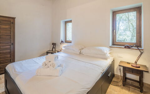 Cottage Monti Pet Friendly With Shared Pool: Camera Da Letto, Parete, Letto, Interior Design, Legna, Soffitto, Pavimento, Lenzuolo, Pavimentazione, Bedding