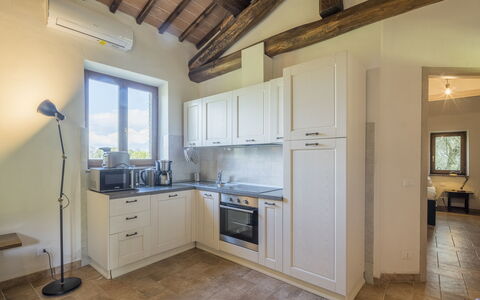 Cottage Monti Pet Friendly With Shared Pool: Mobilia, Interior Design, Pavimentazione, Legna, Soffitto, Elettrodomestico Da Cucina, Cabinetry, Camera, Pavimento, Cucina