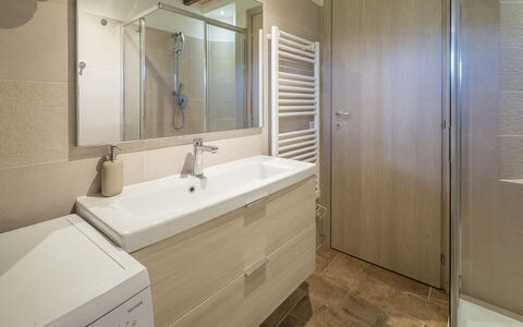 Cottage Monti Pet Friendly With Shared Pool: Pavimentazione, Pavimento, Parete, Interior Design, Idraulico Fixture, Legna, Mobiletto Del Bagno, Lavandino Del Bagno, Bagno, Lavello