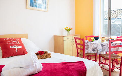 Le Cocon: Parete, Interior Design, Legna, Mobilia, Camera Da Letto, Tessile, Pavimento, Pavimentazione, Biancheria, Letto