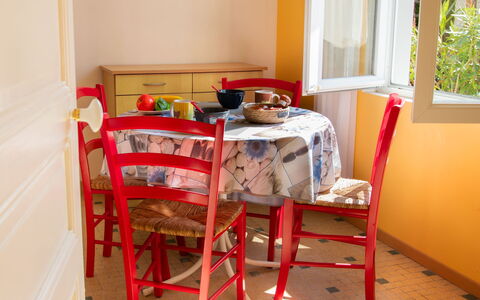 Le Cocon: Mobilia, Interior Design, Pavimentazione, Legna, Sedia, Pavimento, Tavolo, Sala Da Pranzo, Camera, Cucina & Sala Da Pranzo Tavolo