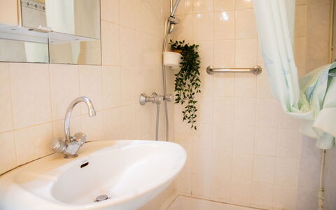 Le Cocon: Lavandino Del Bagno, Bagno, Idraulico Fixture, Lavello, Parete, Rubinetto, Interior Design, Idraulico, Specchio