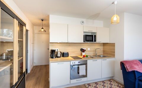 Racines: Mobilia, Interior Design, Pavimentazione, Parete, Controsoffitto, Pavimento, Legna, Cucina, Cabinetry, Camera