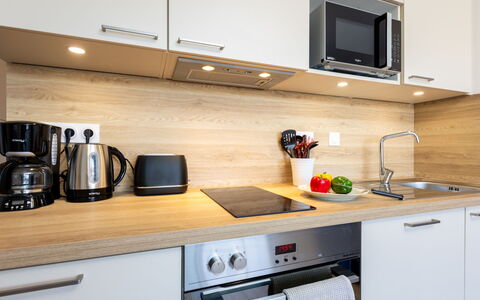 Racines: Elettrodomestico Da Cucina, Controsoffitto, Cucina, Cabinetry, Elettrodomestico, Apparecchio Major, Mobilia, Interior Design, Piccolo Apparecchio, Tavola
